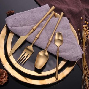 24 PIECE DINNERWARE SET